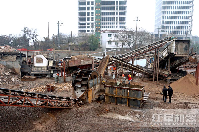 移動式建筑垃圾破碎機加工現(xiàn)場